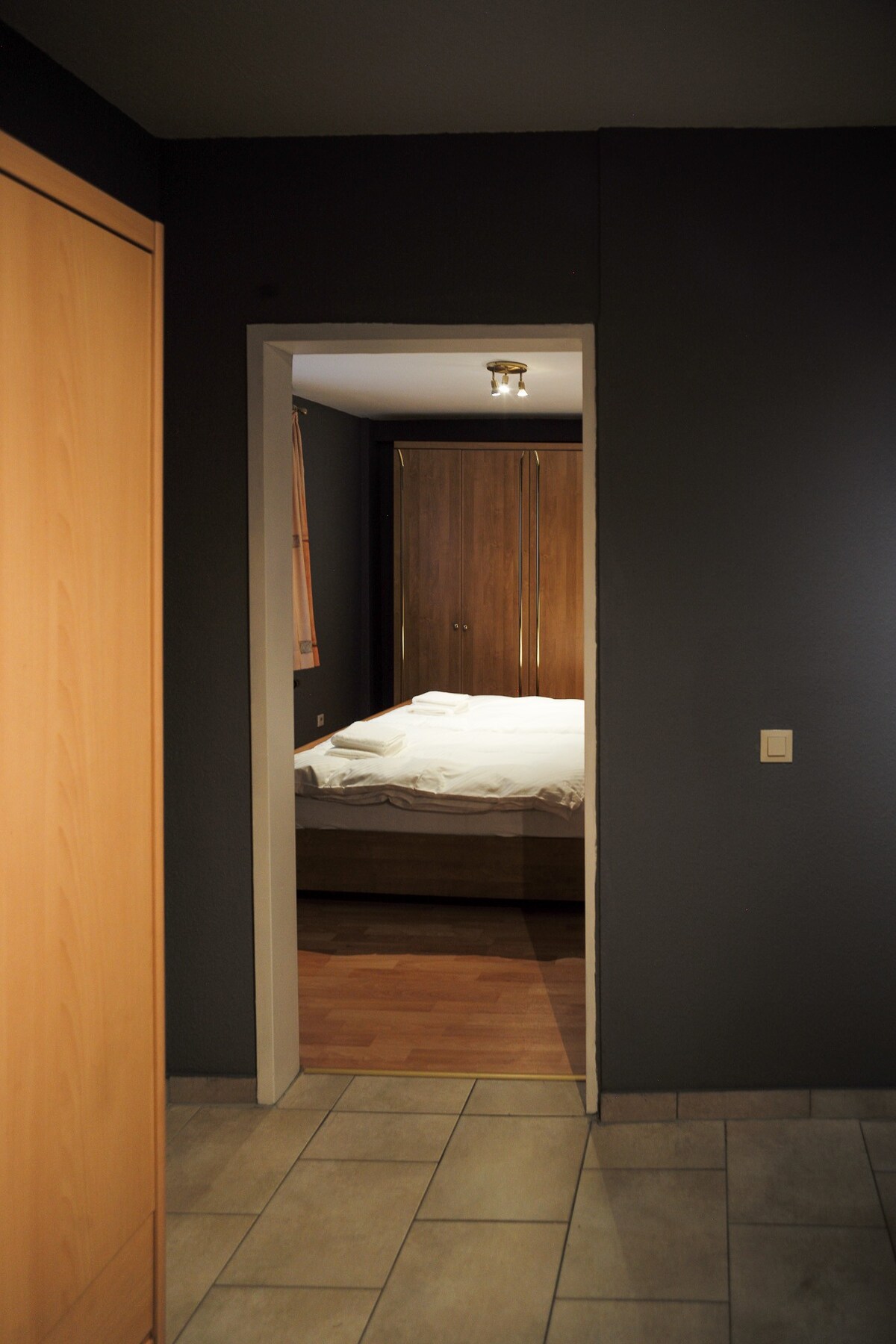 Flur mit Blick ins Schlafzimmer